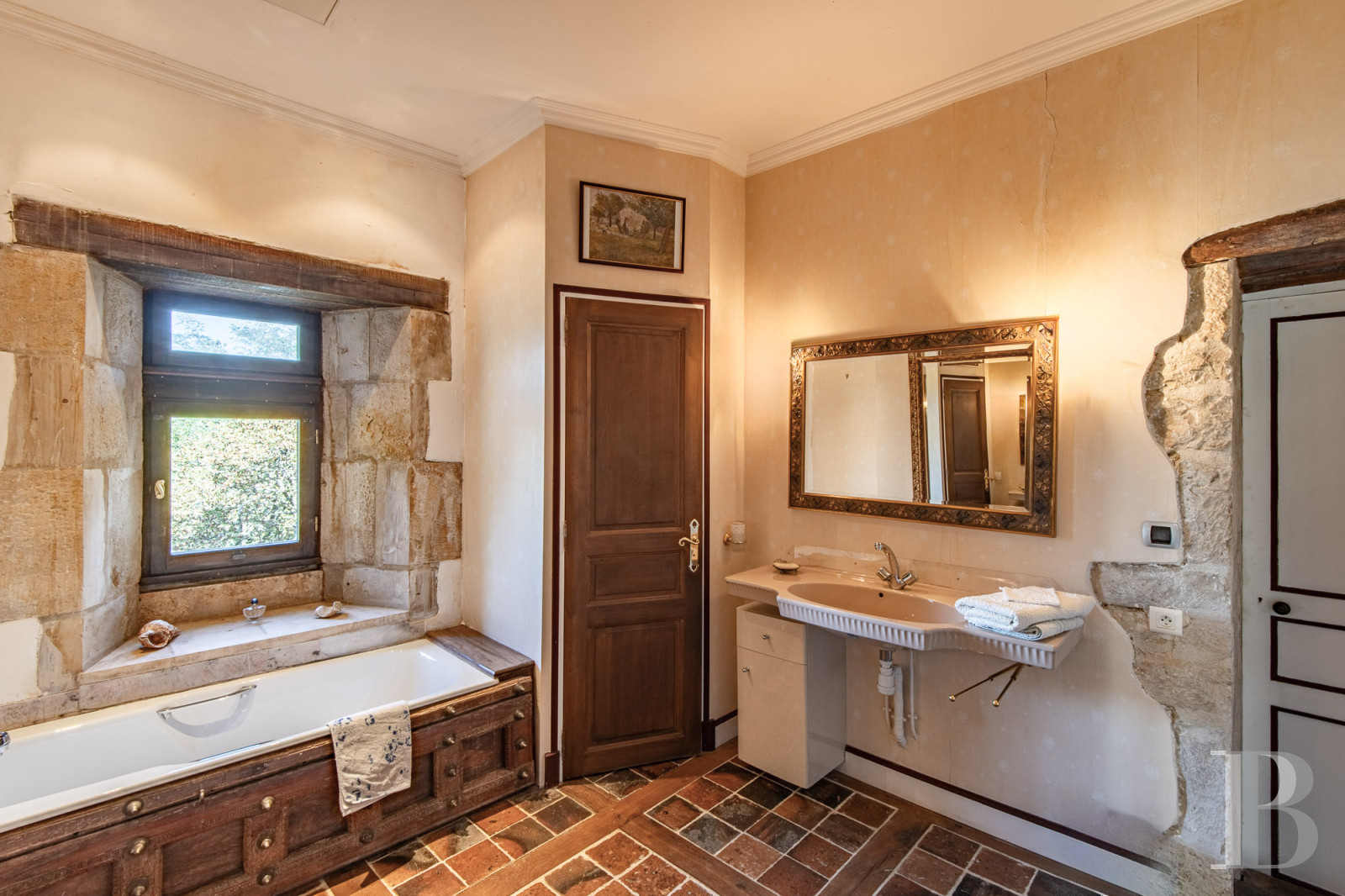 A 15th-century castle overlooking rolling farmland between Poitiers and Angoulême, in the Vienne region. - photo  n°26